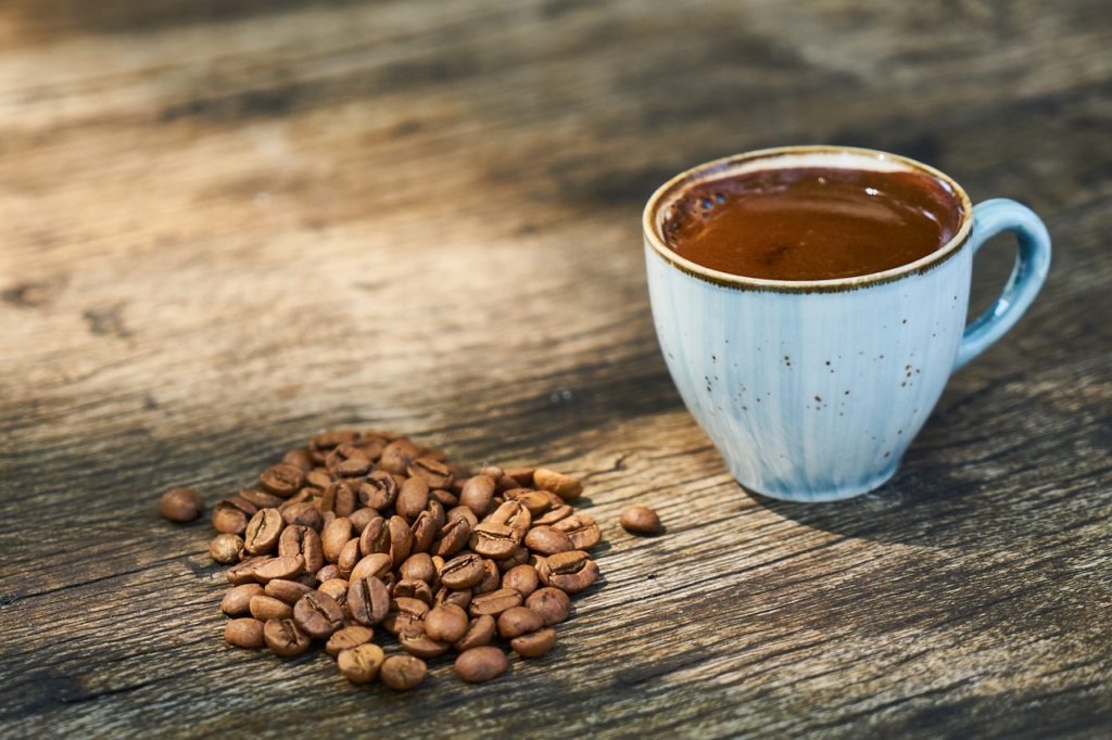コーヒー豆のカフェイン含有量は焙煎前と後で異なる
