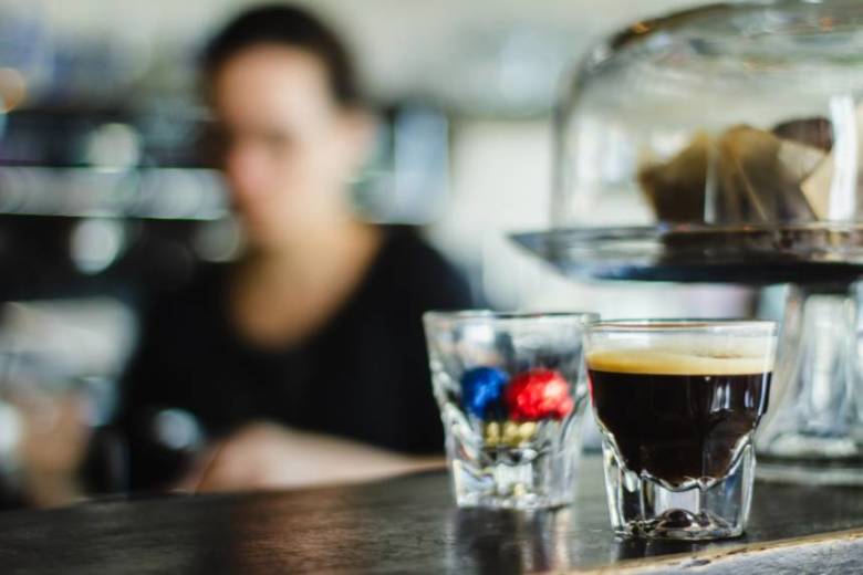 コーヒーの飲み過ぎによる大きな原因「カフェイン」の摂取量を減らす方法