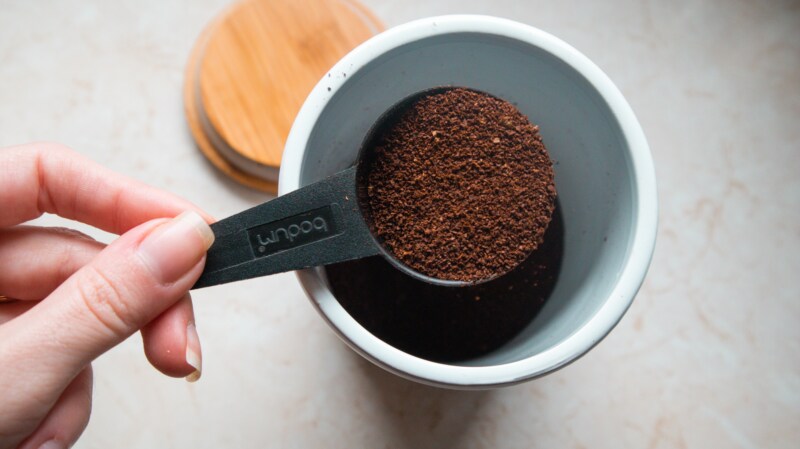 コーヒーの微粉より大きく味を分けること