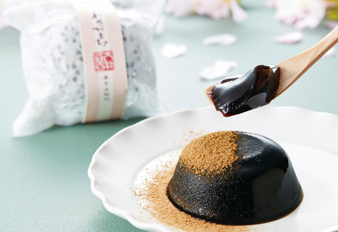 3. 特製黒きな粉とコーヒーのコラボ「大和屋珈琲 コーヒーわらびもち」