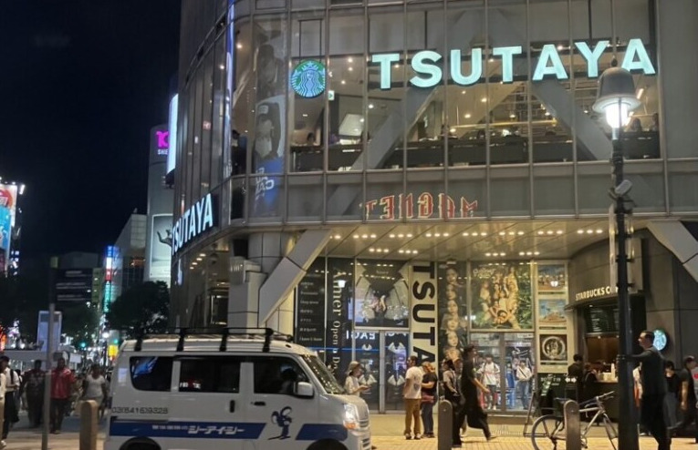 スクランブル交差点を眺められる「SHIBUYA TSUTAYA」店