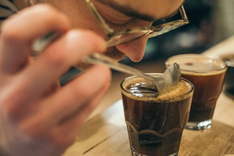 コーヒーの炭酸ガスが抜けると味わいはどう変わるのか