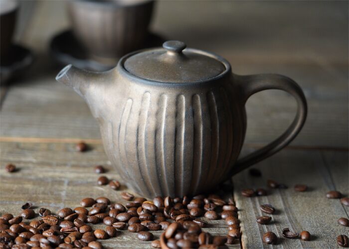 8. ブラウンのおしゃれなコーヒー急須「わかさま陶芸 益子焼 コーヒー専用急須（小) ビジュゴールド」
